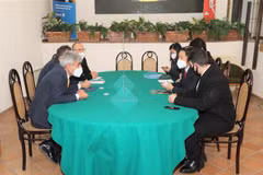 Thương vụ Sứ quán Việt Nam tại Italy làm việc với ngân hàng Banca di Credito Popolare tại Napoli liên quan vụ 100 container hạt điều xuất khẩu. (Ảnh: TTXVN) 