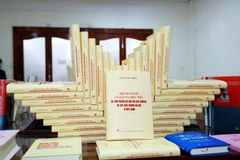 Cuốn sách Một số vấn đề lý luận và thực tiễn về chủ nghĩa xã hội và con đường đi lên chủ nghĩa xã hội ở Việt Nam. (Ảnh: Phương Hoa/TTXVN)