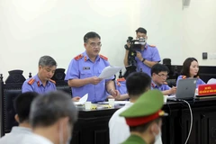 Đại diện Viện kiểm sát công bố cáo trạng tại phiên tòa. (Ảnh: An Đăng/TTXVN)
