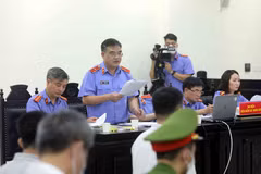 Đại diện Viện kiểm sát công bố cáo trạng tại phiên tòa. (Ảnh: An Đăng/TTXVN)