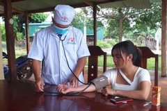 Em Siu Hlý được quân y Đồn biên phòng Ia Chía, Biên phòng tỉnh Gia Lai kiểm tra sức khỏe sau khi trở về địa phương vào sáng 7/7. (Ảnh: TTXVN phát)