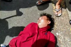 Đối tượng ngáo đá trộm xe cứu thương của Bệnh viện Đa khoa thành phố Cần Thơ bị khống chế. (Ảnh: TTXVN phát)