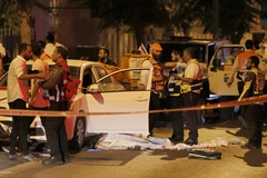 Cảnh sát và nhân viên y tế Israel làm nhiệm vụ tại hiện trường vụ tấn công ở thành phố Elad tối 5/5/2022. (Ảnh: AFP/TTXVN)