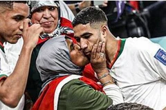 Hậu vệ Achraf Hakimi và mẹ sau trận đấu với đội tuyển Bỉ ngày 27/11. (Ảnh: Twitter/Achraf Hakimi) 