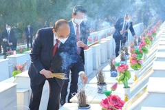 Chủ tịch nước Nguyễn Xuân Phúc dâng hương tưởng niệm các Anh hùng liệt sỹ tại Nghĩa trang Liệt sỹ Quốc gia Vị Xuyên (Hà Giang), ngày 8/12/2021. (Ảnh: Minh Đức/TTXVN) 
