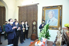 Phó Chủ tịch Thường trực Quốc hội Trần Thanh Mẫn cùng đoàn công tác thắp hương tưởng niệm Đại tướng Võ Nguyên Giáp tại nhà riêng. (Ảnh: Minh Đức/TTXVN) 
