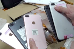 Lô hàng điện thoại di động hiệu Iphone bị thu giữ. (Ảnh: TTXVN phát)