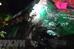 Đuôi xe khách bị xe tải đâm từ phía sau biến dạng nghiêm trọng. (Ảnh: TTXVN phát) 