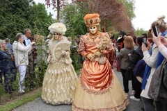 Hơn 100 diễn viên nghiệp dư đến từ khắp các quốc gia châu Âu tham gia diễu hành với mặt nạ và trang phục cổ điển sặc sỡ. (Ảnh: Hương Giang/TTXVN) 