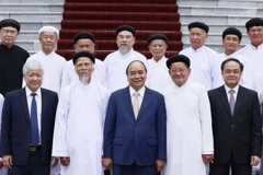 Chủ tịch nước Nguyễn Xuân Phúc và các đại biểu chức sắc các Hội thánh và Tổ chức Cao Đài. (Ảnh: Thống Nhất/TTXVN) 