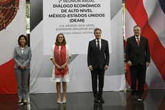 Trong ảnh (từ trái sang): Bộ trưởng Thương mại Mỹ Gina Raimondo, Bộ trưởng Kinh tế Mexico Tatiana Clouthier, Ngoại trưởng Mỹ Antony Blinken cùng người đồng cấp Mexico Marcelo Ebrard chụp ảnh chung trước cuộc họp báo tại Mexico City ngày 12/9/2022. (Nguồn: