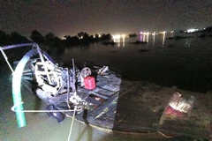 Phương tiện vi phạm bị lực lượng chức năng bắt giữ. (Ảnh: TTXVN phát)