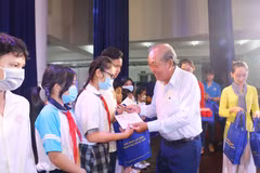 Nguyên Phó Thủ tướng Thường trực Chính phủ Trương Hòa Bình trao tăng quà, bánh trung thu cho các em thiếu nhi tại chương trình Trung thu yêu thương năm 2022 vào 11/9. (Ảnh: Thanh Vũ/TTXVN)