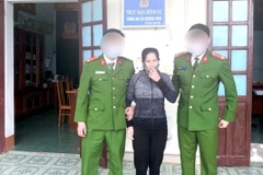 Đối tượng Hoàng Thị Hồng tại cơ quan công an. (Ảnh: TTXVN phát)