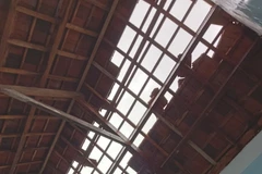 Một ngôi nhà bị tốc một phần ngói. (Ảnh: TTXVN phát)