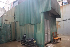 Căn nhà quây tôn vi phạm trật tự xây dựng trên đất công, đất nông nghiệp tại phường Khương Đình. (Ảnh: Mạnh Khánh/TTXVN) 