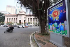 Pano mừng Đảng quang vinh, mừng xuân Nhâm Dần được bố trí phía trước trụ sở Ngân hàng Nhà nước. (Ảnh: Hoàng Hiếu/TTXVN) 