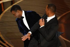 Will Smith thẳng tay tát Chris Rock trên sân khấu lễ trao giải Oscar