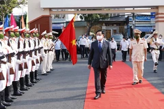 Chủ tịch Quốc hội Vương Đình Huệ duyệt đội danh dự Công an nhân dân. (Ảnh: Doãn Tấn/TTXVN) 