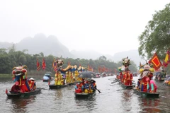 Nghi lễ rước thuyền rồng trên sông Sào Khê thuộc Quần thể danh thắng Tràng An. (Ảnh: Đức Phương/TTXVN)