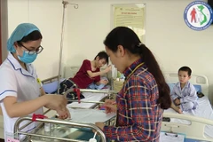 Điều trị cho bệnh nhân máu khó đông tại Viện Huyết học-Truyền máu Trung ương. (Ảnh: PV/Vietnam+)