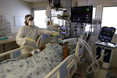 Nhân viên y tế điều trị cho bệnh nhân COVID-19 tại bệnh viện ở Tel Aviv, Israel. (Nguồn: AFP/TTXVN)