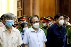 Bị cáo Tất Thành Cang (giữa) tại phiên xét xử ngày 10/10/2022. (Ảnh: Thành Chung/TTXVN)