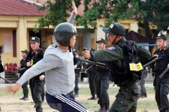 Lực lượng Cảnh sát Cơ động thực hiện màn trình diễn chiến đấu và trấn áp tối phạm. (Ảnh: Phạm Kiên/TTXVN) 