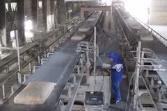 Một dây chuyền sản xuất ximăng. (Ảnh. Hoàng Nguyên/TTXVN)