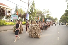 Biểu diễn cồng chiêng đường phố tại thành phố Pleiku với hơn 500 nghệ nhân tham gia. (Ảnh: Quang Thái/TTXVN)
