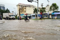 Đường Võ Văn Kiệt, thành phố Cần Thơ biến thành sông khi triều cường lên cao sáng 9/10. (Ảnh: TTXVN phát)