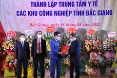 Phó Chủ tịch thường trực UBND tỉnh Bắc Giang Mai Sơn trao Quyết định thành lập Trung tâm y tế các khu công nghiệp tỉnh Bắc Giang. (Ảnh: Danh Lam/TTXVN)