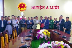 Ký kết biên bản thống nhất việc chuyển vị trí đấu nối giao thông của hai cửa khẩu Hồng Vân (tỉnh Thừa Thiên-Huế) và Cô Tài (tỉnh Salavan). (Ảnh: TTXVN phát)