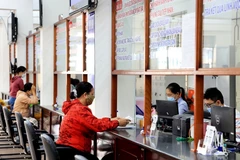 Người dân làm thủ tục hành chính tại bộ phận một cửa thành phố Vũng Tàu. (Ảnh: Hồng Đạt/TTXVN)