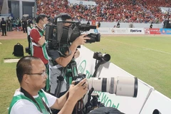 Phóng viên tác nghiệp trên sân vận động Cẩm Phả trong trận bán kết bóng đá nữ Việt Nam gặp Myanmar. (Ảnh: Thanh Vân/TTXVN) 