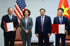 Thủ tướng Phạm Minh Chính và Bộ trưởng Thương mại Hoa Kỳ Gina Raimondo chứng kiến trao Biên bản ghi nhớ hợp tác đầu tư trong lĩnh vực 5G giữa Tập đoàn Viễn thông VNPT và đại diện Tập đoàn Casasystem. (Ảnh: Dương Giang/TTXVN)