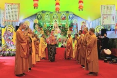 Tổ chức Lễ cầu siêu các anh hùng liệt sỹ tại Hang Tám Thanh niên xung phong và Đường 20-Quyết Thắng. (Ảnh: Đức Tuấn/TTXVN)