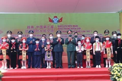 Bộ trưởng Quốc phòng Phan Văn Giang và Bộ trưởng Quốc phòng Trung Quốc Ngụy Phượng Hòa tặng quà học sinh Trường Tiểu học Tà Lùng. (Ảnh: Trọng Đức/TTXV)N 