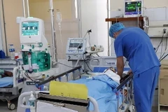 Các bác sỹ khoa Hồi sức tích cực Bệnh viện Đa khoa Lâm Đồng điều trị cho bệnh nhân thứ 3 trong vụ ngộ độc rượu. (Ảnh: TTXVN phát)