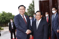 Chủ tịch Quốc hội Vương Đình Huệ và Thủ tướng Lào Phankham Viphavanh. Ảnh: Doãn Tấn/TTXVN)