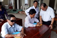 Dạy cho người mù học chữ nổi. Ảnh minh họa. (Ảnh: K GỬIH/TTXVN)
