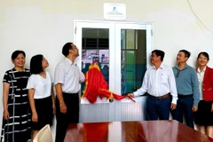 Các đại biểu khai trương trạm khai thác thông tin và sử dụng dịch vụ sở hữu công nghiệp. (Ảnh: Thu Hiền/TTXVN)