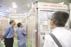 Đại biểu tham quan triển lãm. (Ảnh: Minh Quyết/TTXVN)