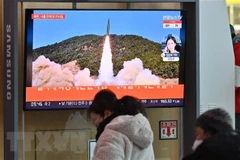 Người dân theo dõi qua truyền hình tại nhà ga Seoul (Hàn Quốc) một vụ phóng thử tên lửa của Triều Tiên, ngày 17/1/2022. (Ảnh: AFP/TTXVN)