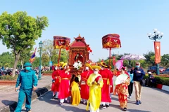 Đoàn rước kiệu đến đình Yên Giang trong lễ hội truyền thống Bạch Đằng. (Ảnh: Thanh Vân/TTXVN) 