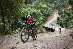 Vận động viên Đinh Thị Như Quỳnh tập luyện trên đường đua địa hình. (Ảnh: Trọng Đạt/TTXVN) 