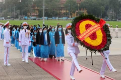 Các đại biểu phụ nữ đặt vòng hoa và vào Lăng viếng Chủ tịch Hồ Chí Minh. (Ảnh: An Đăng/TTXVN)