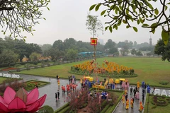 Cây nêu ngày Tết được dựng trong khu di sản thế giới Hoàng Thành Thăng Long. (Ảnh: Thanh Tùng/TTXVN) 