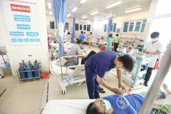 Thời tiết thay đổi thất thường, nhiều bệnh nhân là người cao tuổi phải nhập viện. (Ảnh: Minh Quyết/TTXVN) 