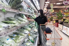 Người tiêu dùng mua sắm tại siêu thị ở Thành phố Hồ Chí Minh. (Ảnh: Mỹ Phương/TTXVN)